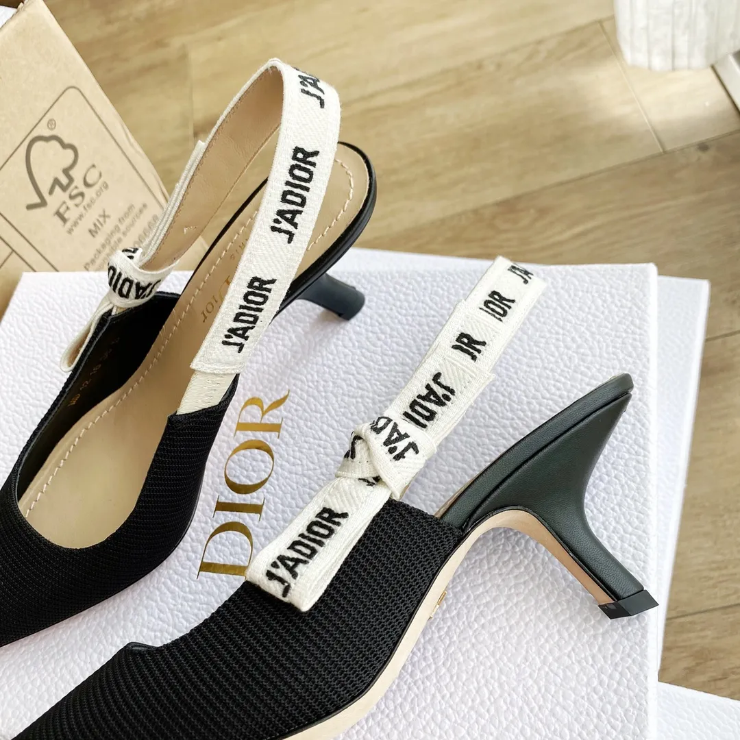 👟👟Ex-factory price 440👟👟 Developed one-to-one from the original version, 👠👠✨ ✨Dior’s popular sandals are new🔥 🔥 The same style as the most popular internet celebrities and celebrities of the year💁 💁. Imported fabric, lining and feet are made of calfskin lining🐑. Original molded heel, heel height 10Cm 6.5cm💘 Original molded metal outsole with five-pointed star LOGO mark✨. Original bow, 💅 Italian leather outsole. 👄💋 Full set of packaging (bags, cards, invoices, one-to-one wrapping paper) 34 40 41 customized